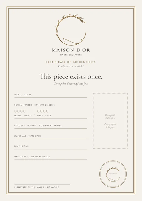 Le certificat d’authenticité Maison D’Or, avec les champs œuvre, numéro de série, couleur et veines, matériaux, dimensions, date de moulage, photographie et signature de l’artisane